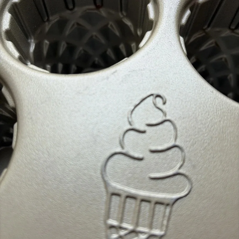 Nordic Ware Heavy Cast Aluminium 6 Ice Cream Cone Cupcake Pan 4.5 Cups 1 Litre
